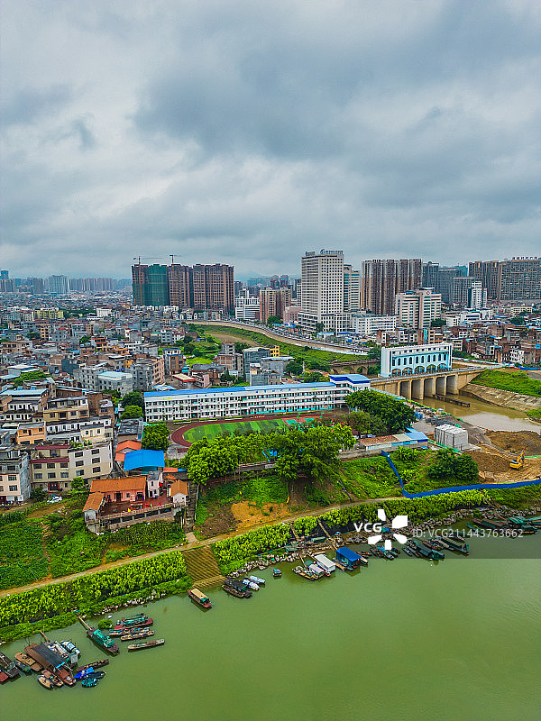 贵港市郁江岸边港北区城市建筑图片素材