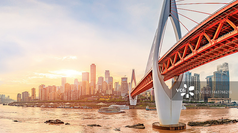 中国重庆桥梁建筑和河流景观在晴朗的夏季图片素材