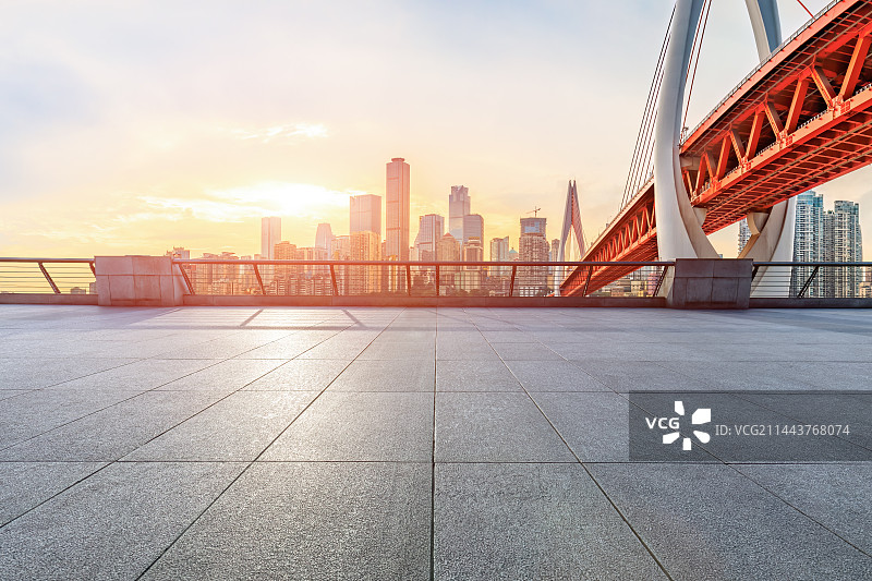 空的广场路面和城市天际线在日落时图片素材