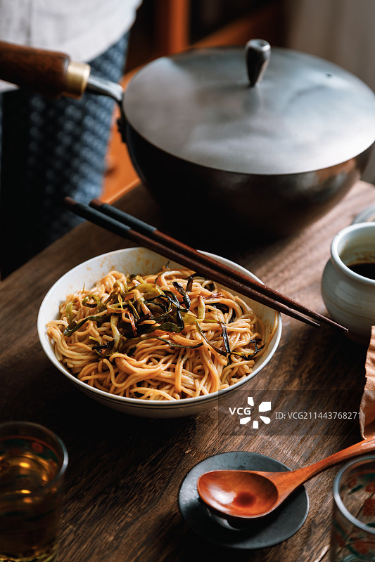 本帮美食葱油拌面图片素材