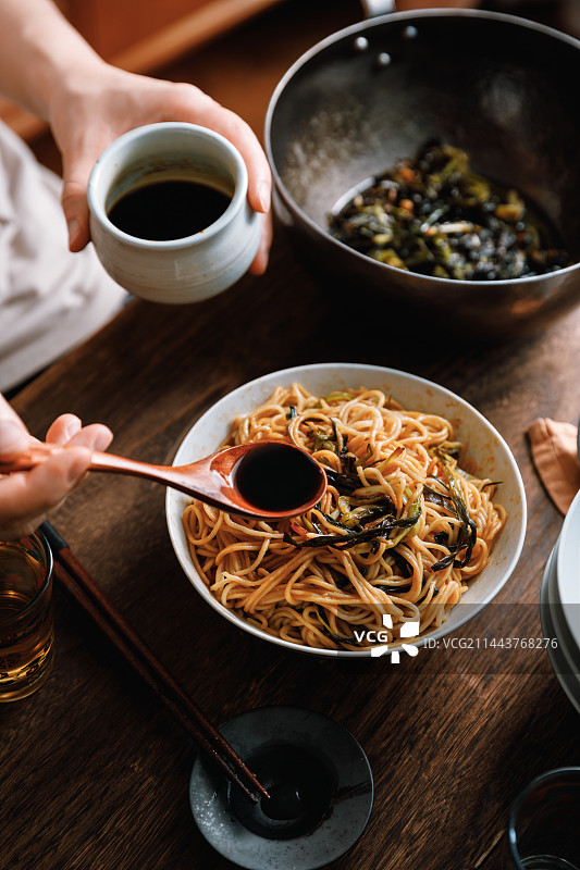 本帮美食葱油拌面图片素材