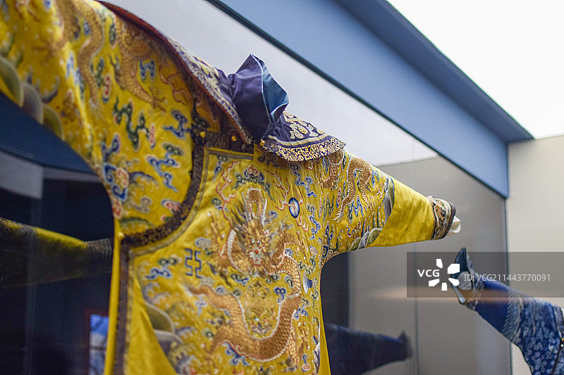 国家博物馆明黄色缎绣彩云黄龙夹龙袍图片素材