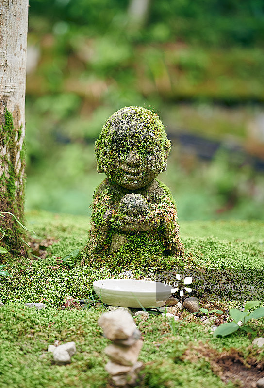 日本京都三千院地藏王菩萨雕像图片素材