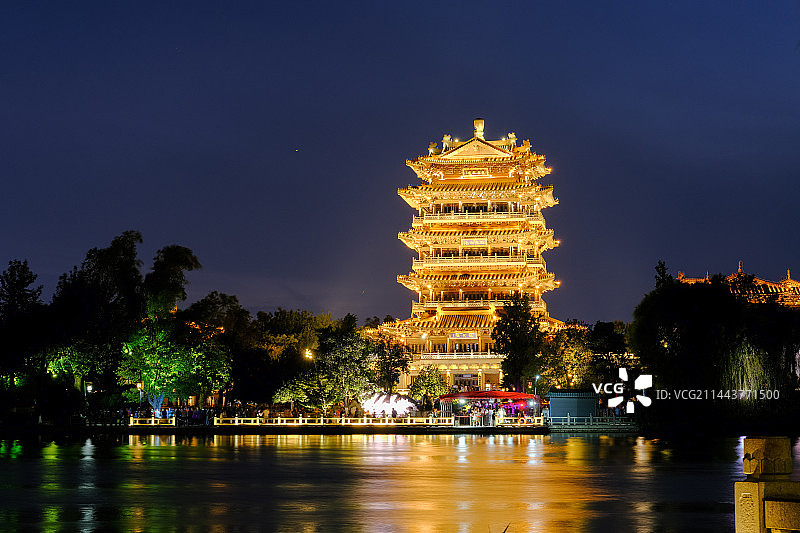 中国山东济南济南大明湖超然楼夜景图片素材