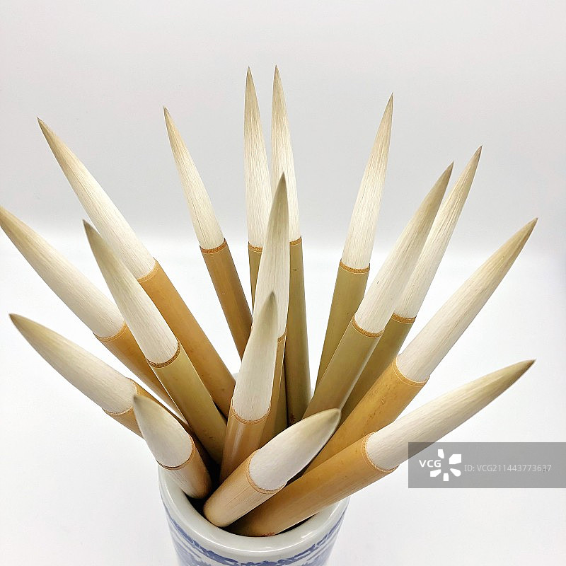 白色背景下容器中毛笔的特写镜头图片素材