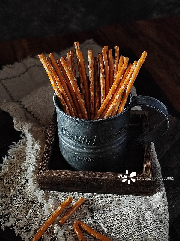 餐桌上容器中食物的高角度视图图片素材