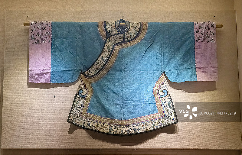 中国古代妇女斜襟镶边绸缎上衣图片素材