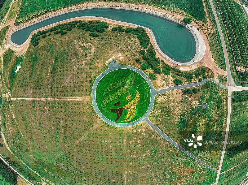 辽宁省阜新市彰武县养息牧河源“碳中和”纪念碑夏日风光（航拍）图片素材