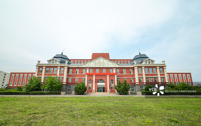 东北大学秦皇岛分校 工学馆 沉思广场图片素材