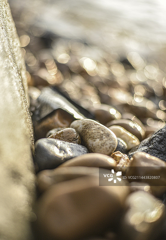 海滩上鹅卵石图片素材