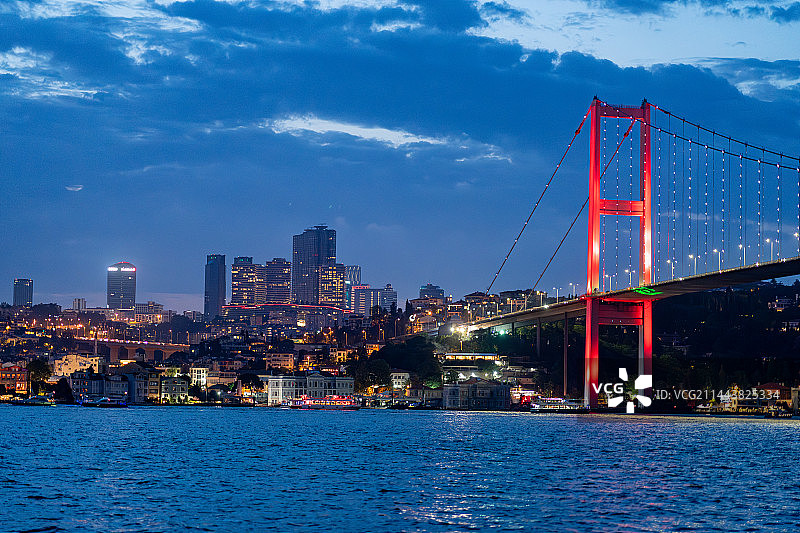 蓝调时刻的博斯普鲁斯海峡边的伊斯坦布尔图片素材