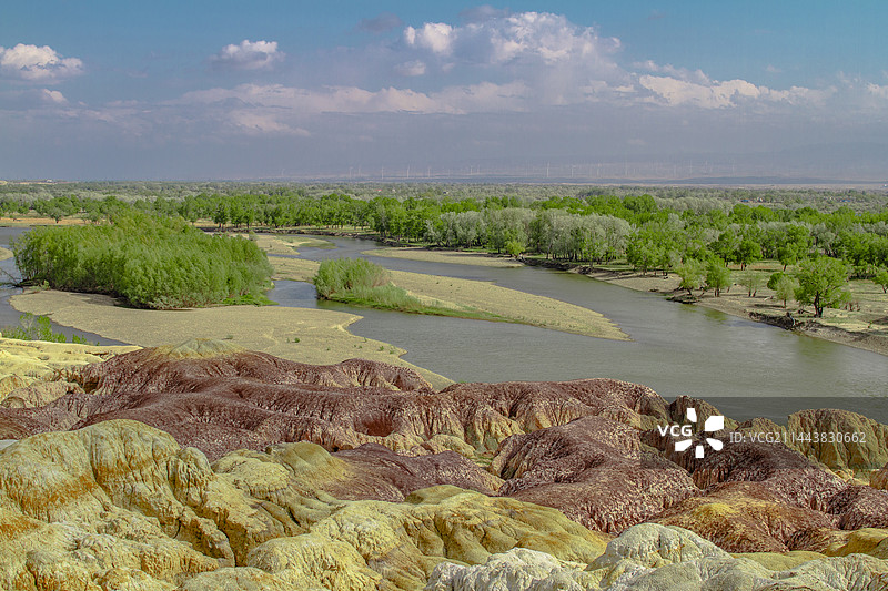 神奇异彩的布尔津五彩滩图片素材