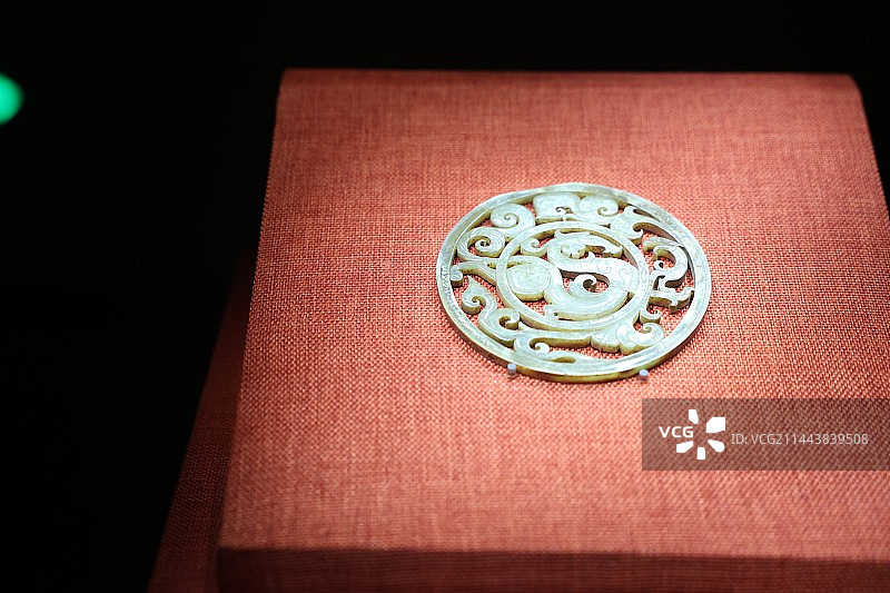 西汉南越王墓博物馆—透雕龙凤纹重环玉佩图片素材