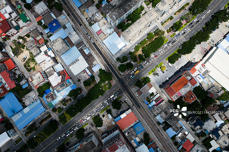 火车穿越道路图片素材