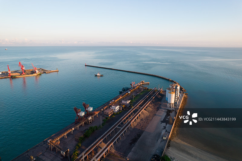 日落时海上船只的高角度视图图片素材