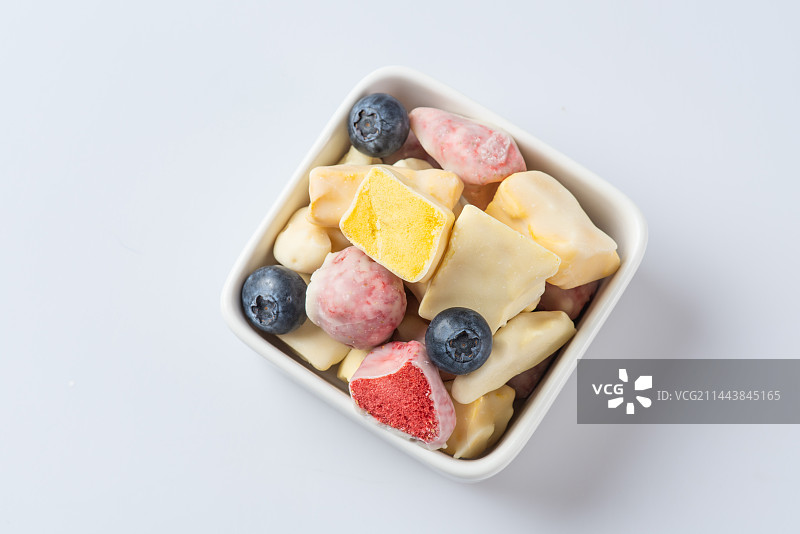 白底上的一碗混合水果冻干图片素材