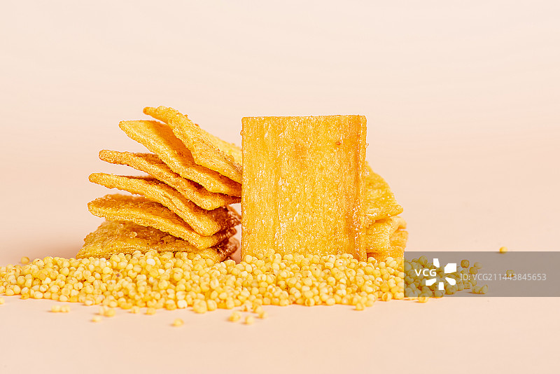 大黄米糯小米锅巴放在原材料中图片素材
