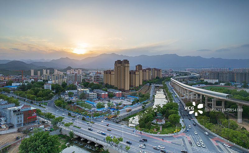 航拍北京房山区燕房线城铁轨道交通高架线图片素材