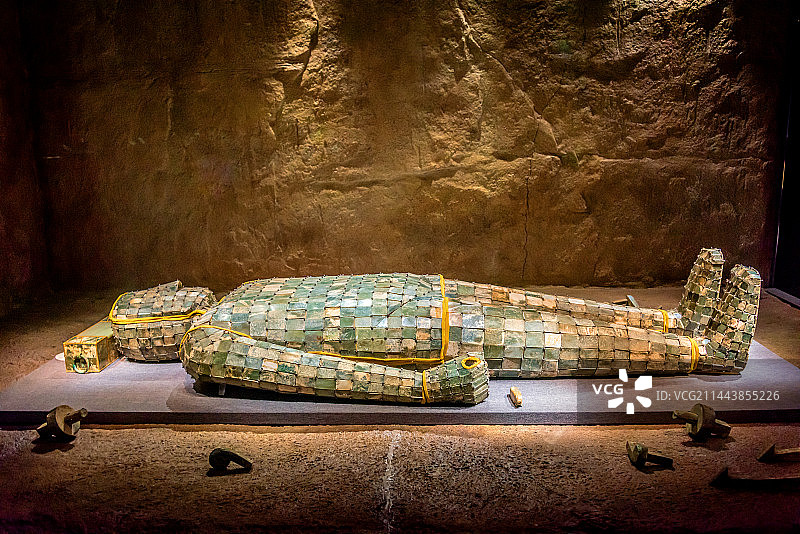 中国江苏徐州市博物馆馆藏西汉银缕玉衣图片素材