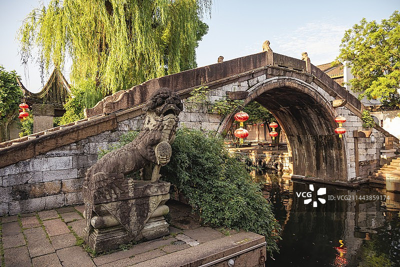 南浔古镇广惠桥和桥上桥下的雕塑图片素材