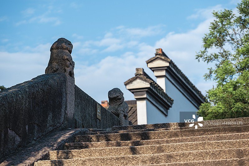 南浔古镇广惠桥和桥上桥下的雕塑图片素材