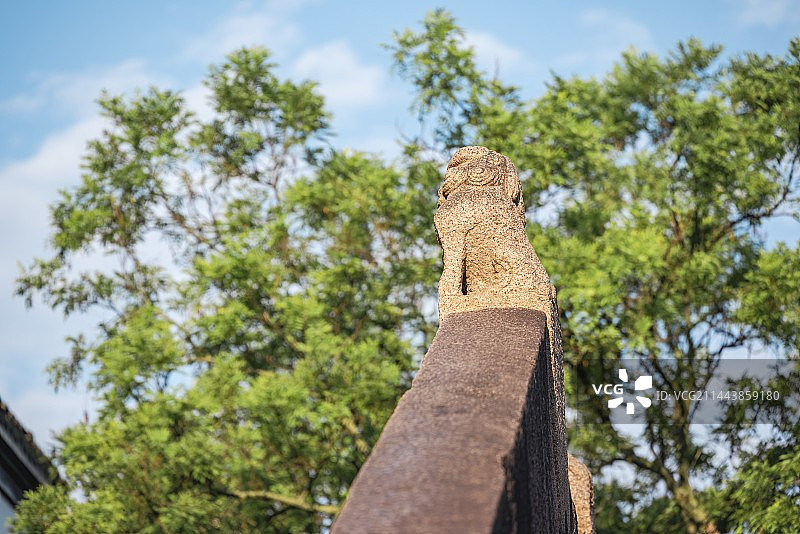 南浔古镇广惠桥和桥上桥下的雕塑图片素材