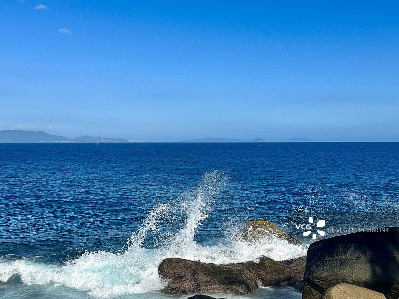 蓝天映衬下的海景图片素材