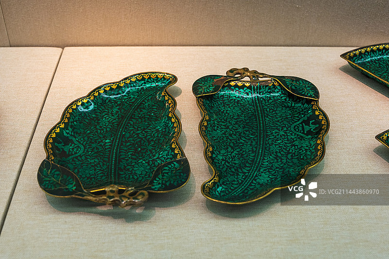清代广东金属胎画珐琅特展-孔雀绿珐琅餐碟图片素材