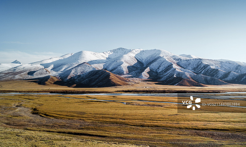 巴音布鲁克草原雪山图片素材