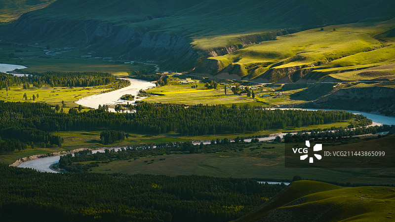 喀拉峻草原河谷的夏天图片素材