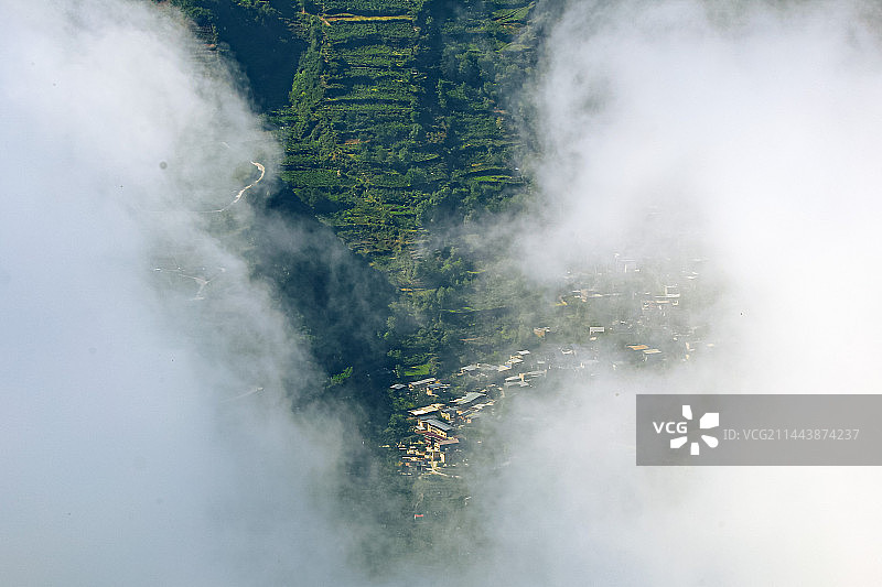 云雾中的萝卜寨图片素材