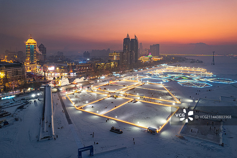 中国黑龙江哈尔滨松花江冰雪嘉年华图片素材