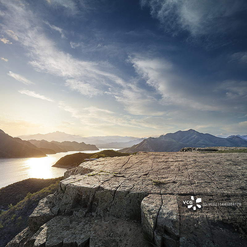 黄昏时分高视角远眺群山湖泊，自然风景与巨大岩石地面图片素材