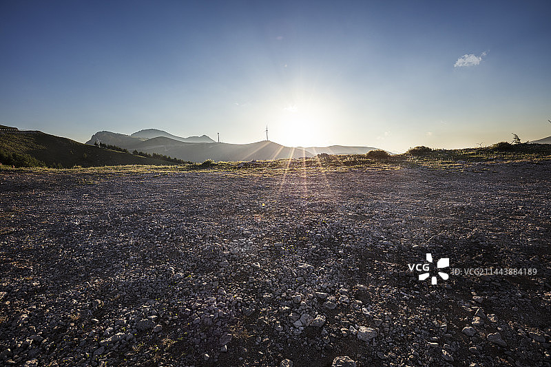 野外石子路面与山顶日出图片素材