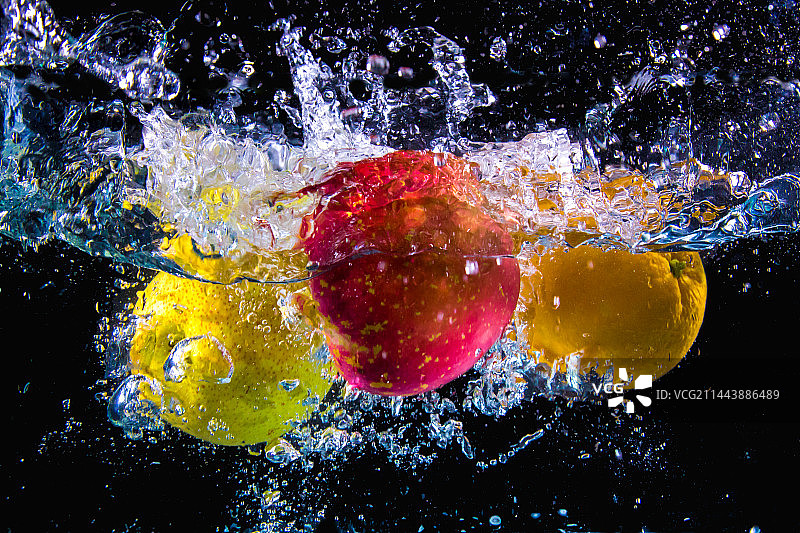 水果苹果梨橙子入水图片素材