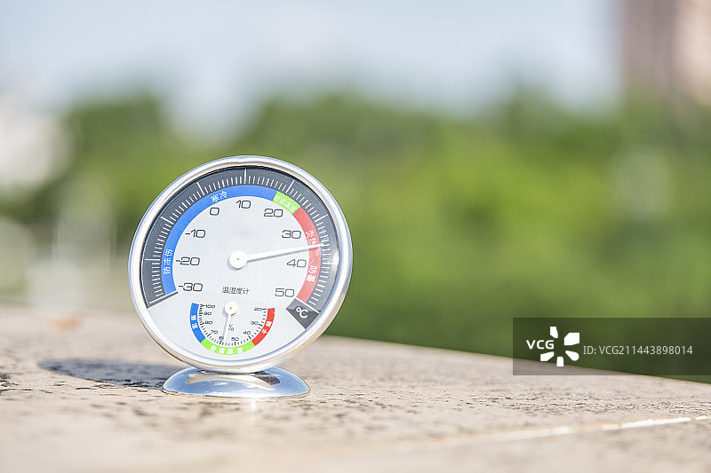 指针指在炎热的温度表图片素材