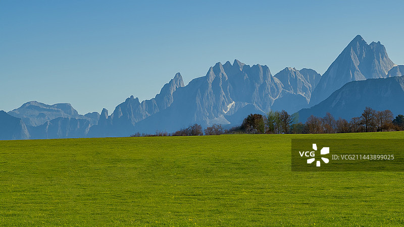 山脉下的草地图片素材