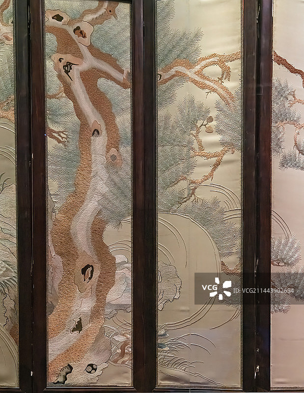 宋绣工艺制作的紫檀边框《松鹤图》屏风图片素材