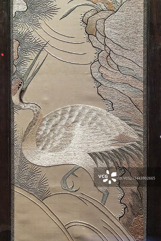 宋绣工艺制作的紫檀边框《松鹤图》屏风图片素材