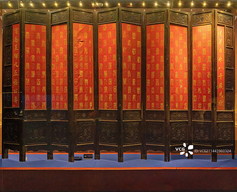 开封，中国清代紫檀边框织绣寿字纹屏凤图片素材