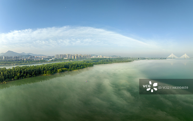 航拍襄阳汉江河流湿地薄雾全景城市风光自然风景图片素材