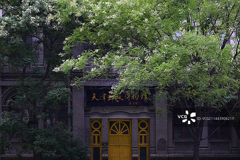 天津邮政博物馆（大清邮政津局旧址）的夏天繁花图片素材