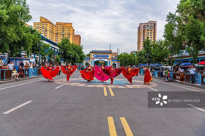 伊犁老城喀赞其街头的民族舞蹈，新疆伊犁图片素材