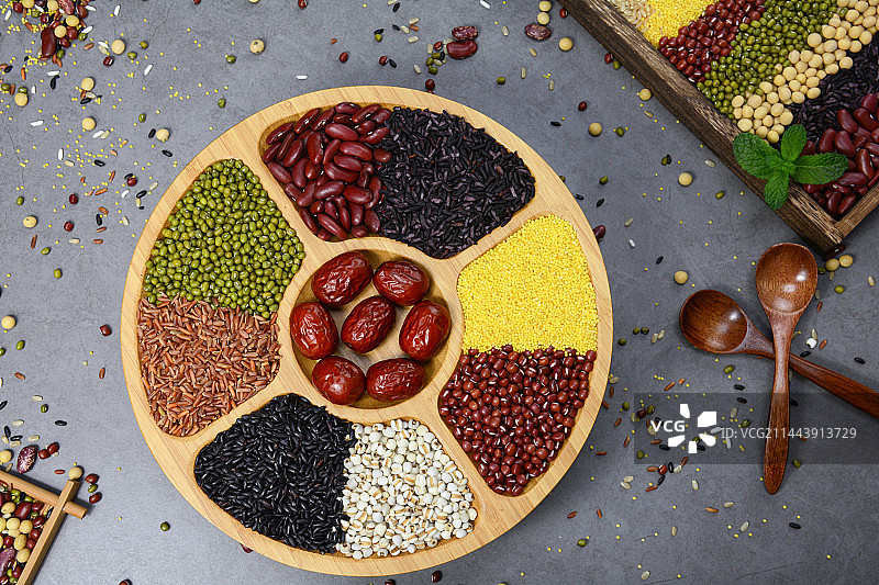 五谷杂粮在分格盘图片素材