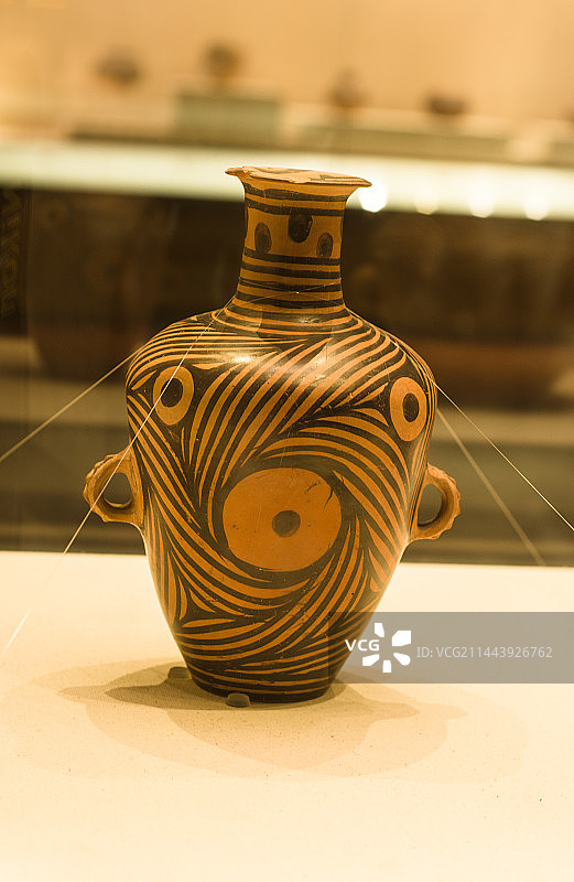 甘肃省博物馆国际一级文物马家窑文化旋纹尖底彩陶瓶图片素材
