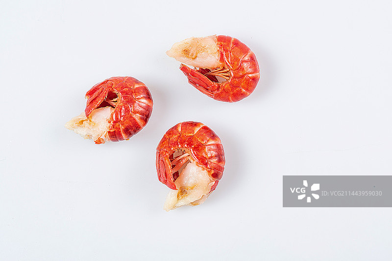 白底上的三个小龙虾尾特写图片素材