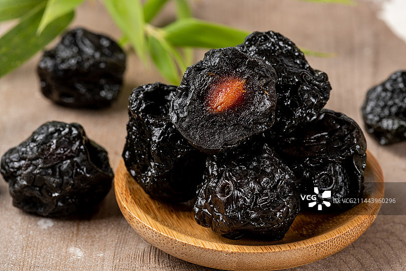 木板背景上的蜜饯乌梅特写图片素材