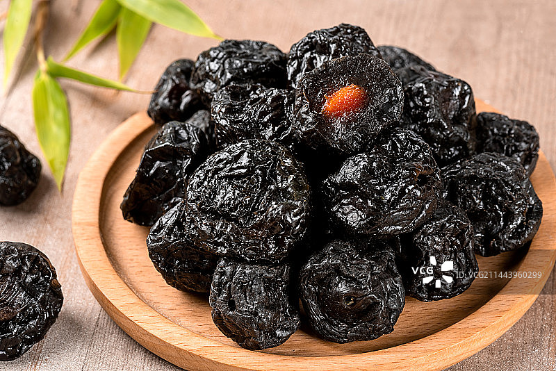 木板背景上的蜜饯乌梅特写图片素材
