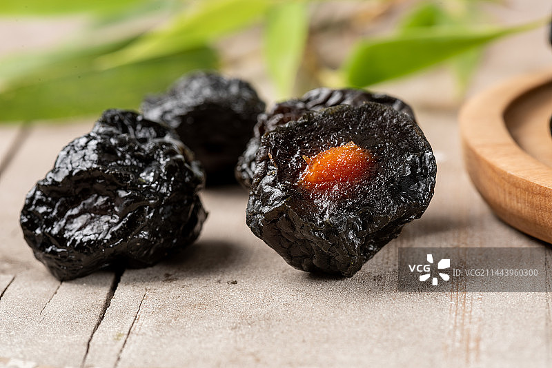 木板背景上的蜜饯乌梅特写图片素材