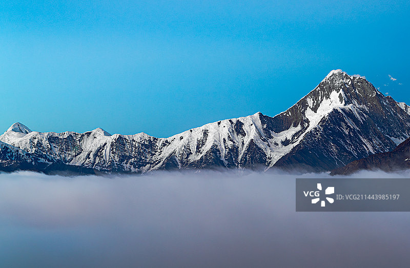 白昼蓝天下的雪山云海图片素材